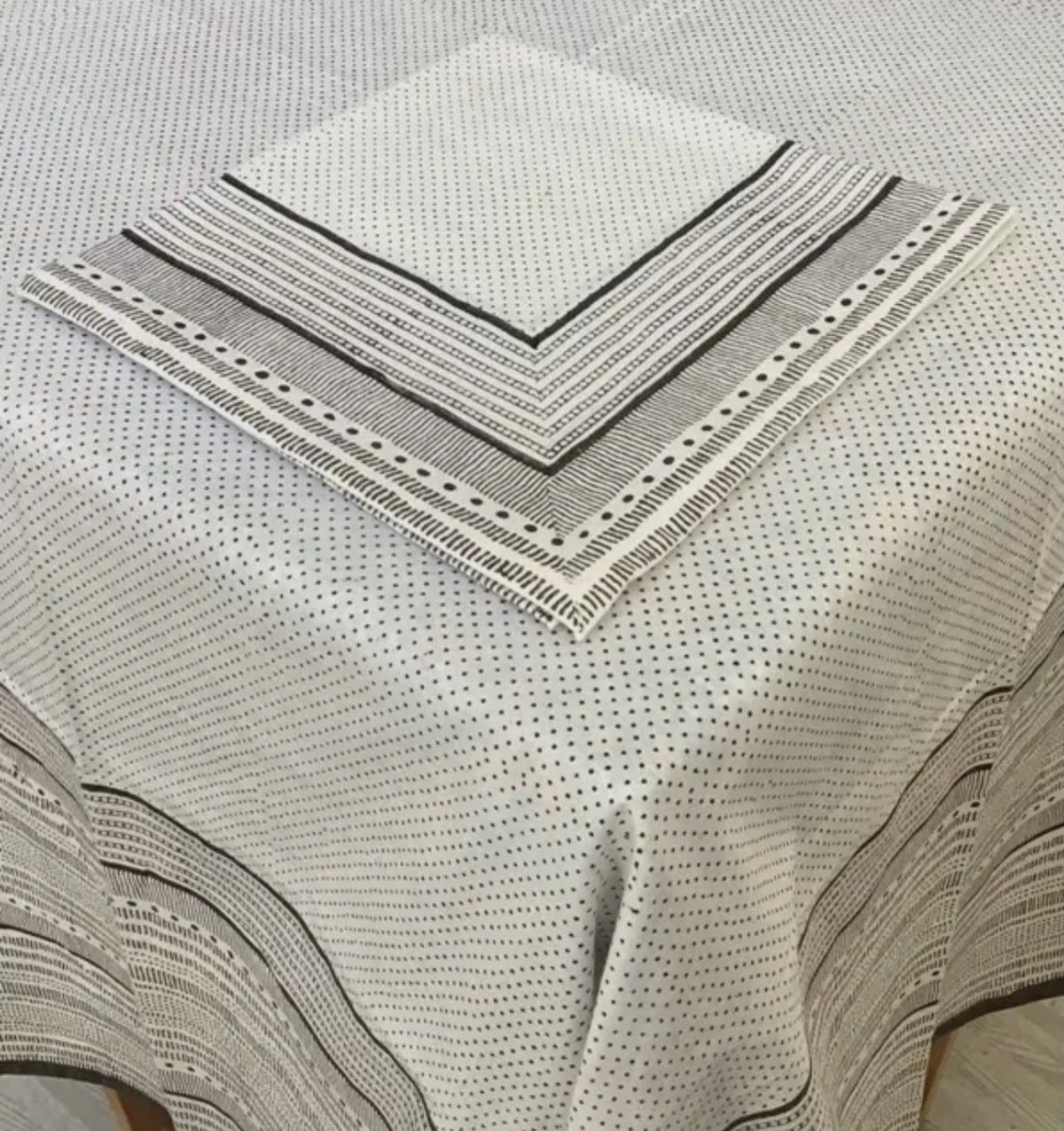 Tablecloth 60x60 Dots & Dashes