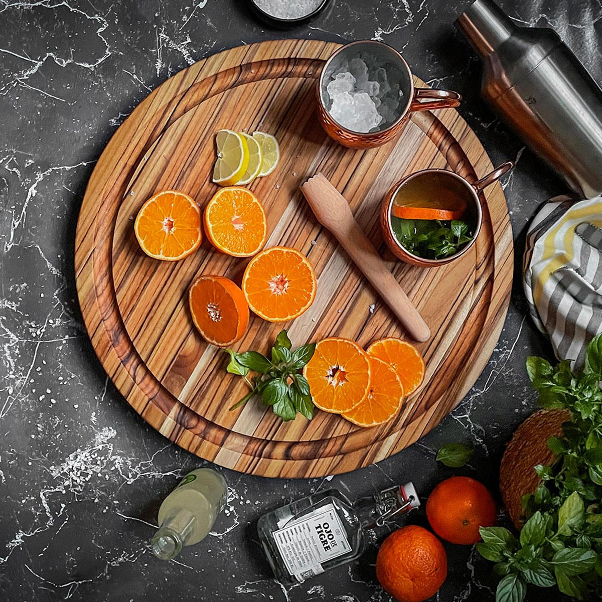 Traditional 18" Round Carving Board w/Hand Grip and Juice Canal